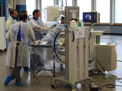 Dr. Schubert zeigt interessierten Kollegen die spezielle OP-Technik